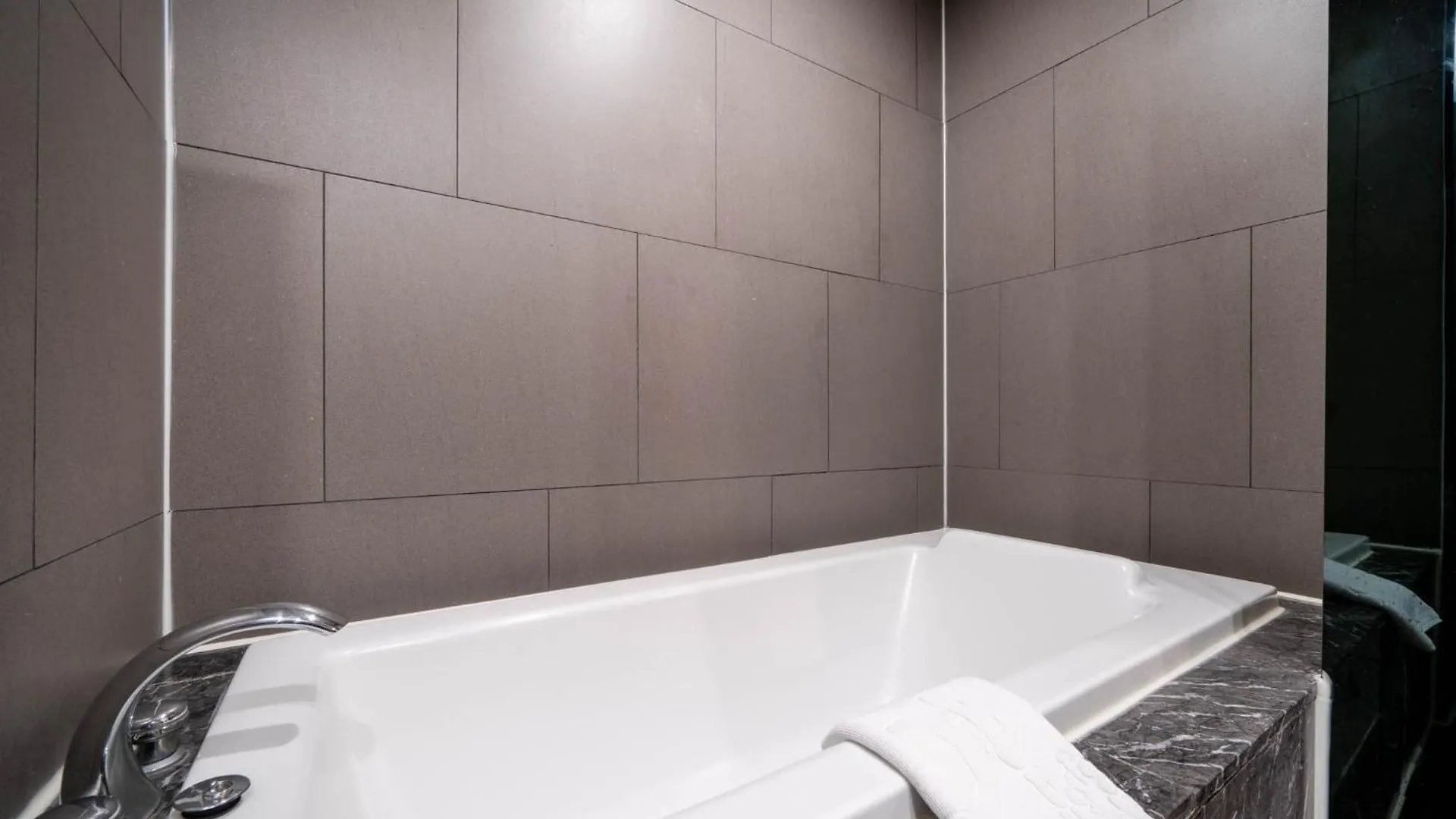 Jb Design Hotel Busan 2*,